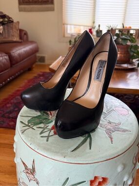 Steve Madden Black Round-Toe Platform Pumps